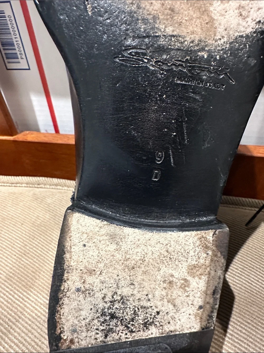 Santoni dress shoes feature a distinct toe medallion. - Picture 6 of 14